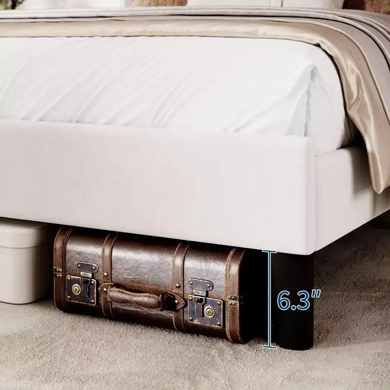 Letto a piattaforma imbottito bianco con schienale ad ala, trapuntatura verticale a canale, Queen, 2 posti letto