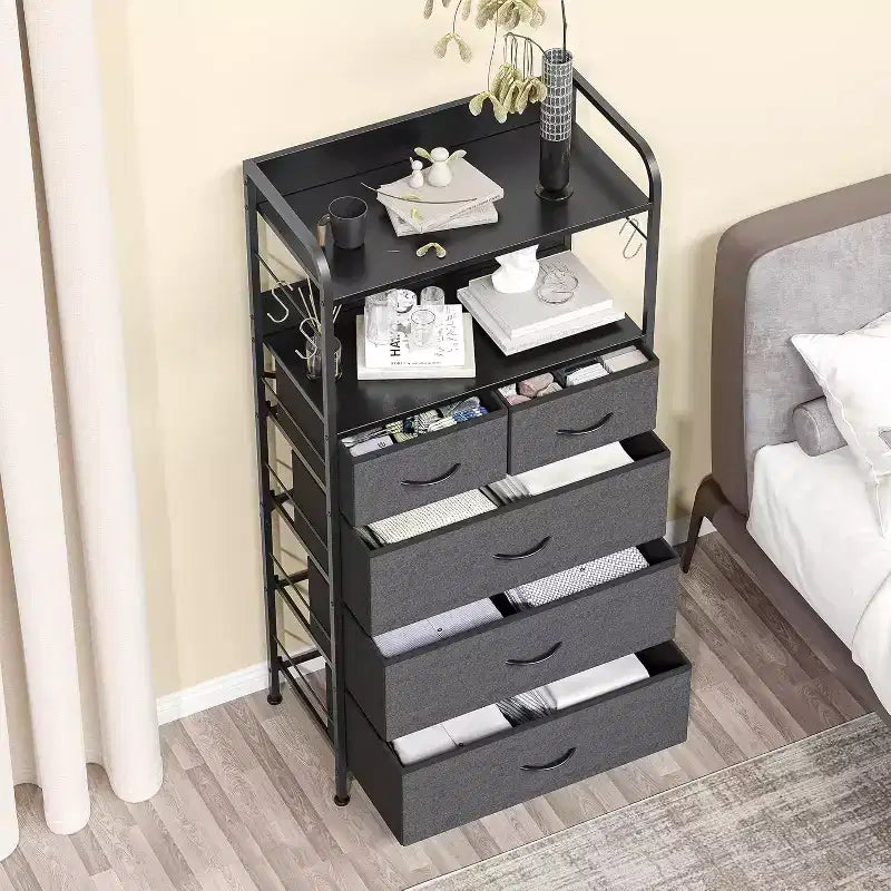 Cassettiera in tessuto marrone/grigio a 5 cassetti con piano in legno e telaio in acciaio