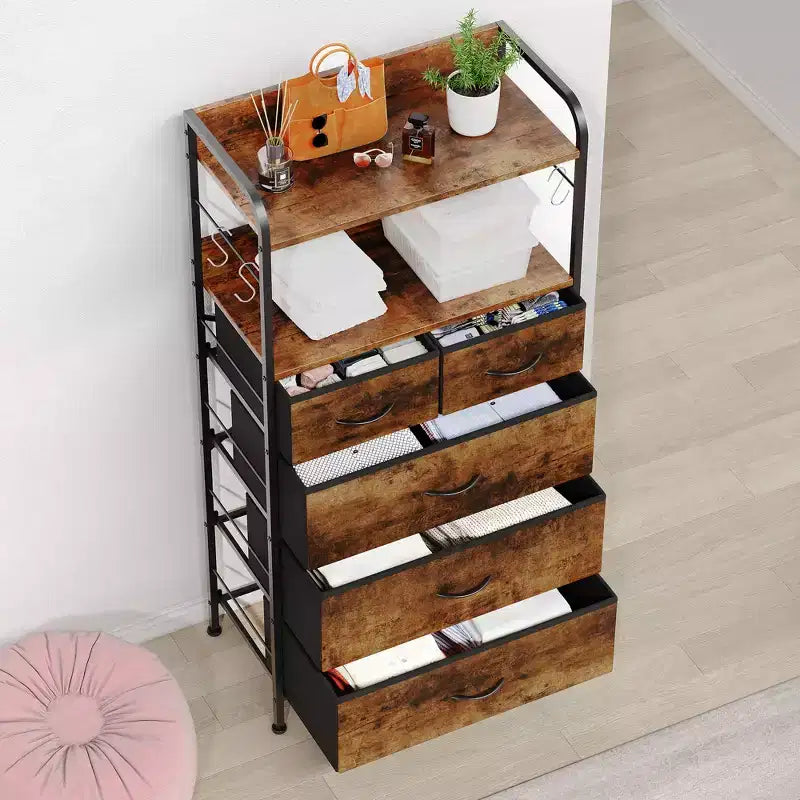 Cassettiera in tessuto marrone/grigio a 5 cassetti con piano in legno e telaio in acciaio
