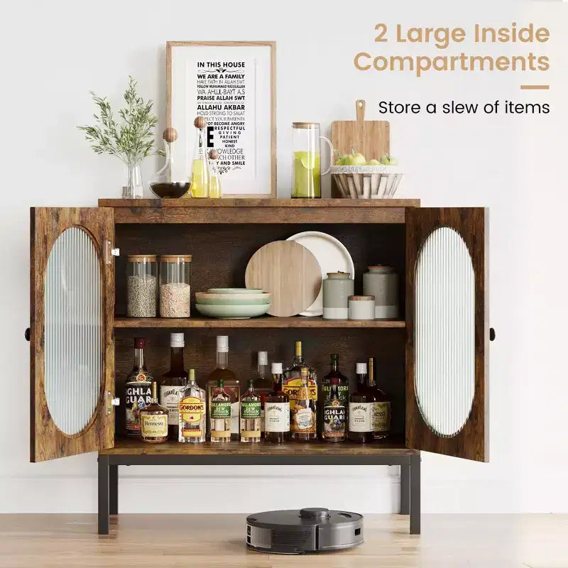Credenza-Madia a due ante in Rattan color Crema, 2 ripiani, Montaggio a 1 persona