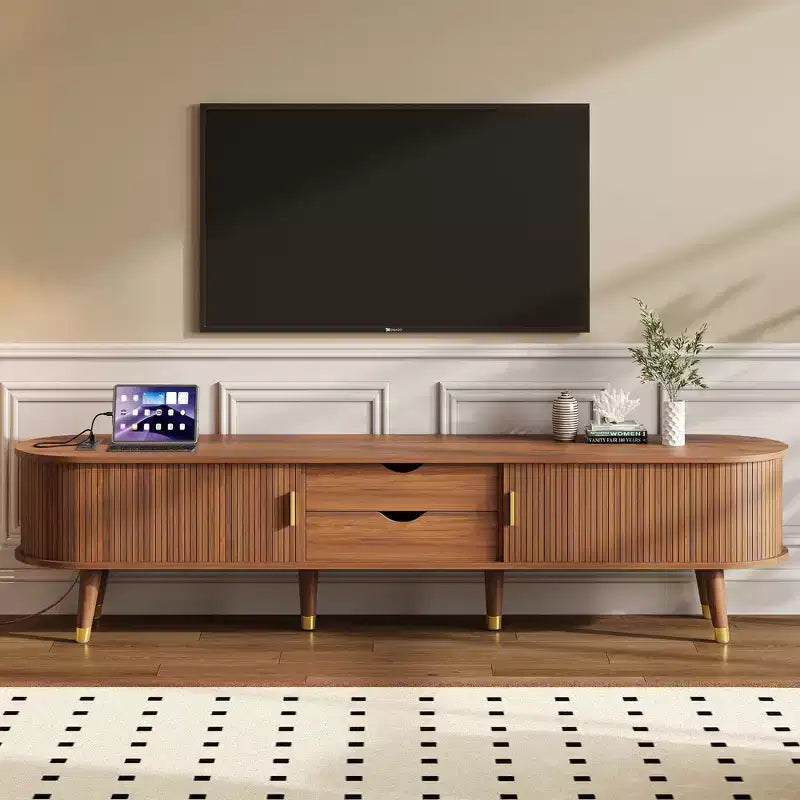 Mobile TV scanalato Mid-Century nero/noce con ante scorrevoli e stazione di ricarica, adatto per 1 TV fino a 80"
