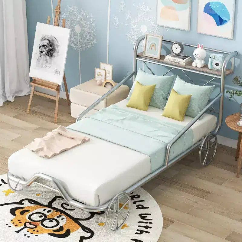 Letto singolo da corsa rosso per 1 bambino con sponde di sicurezza, mensola portaoggetti e dettagli a forma di ruota