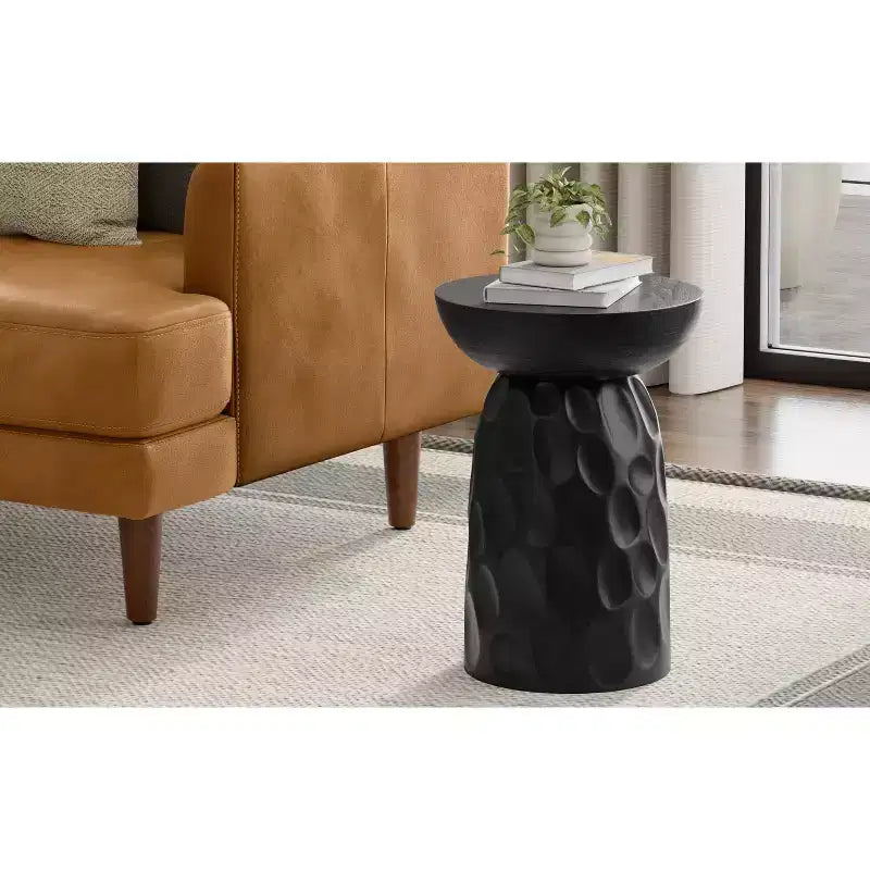Tavolino accentato contemporaneo Willis da 13 pollici in legno di mango massiccio con intaglio a V, colore nero, assemblato