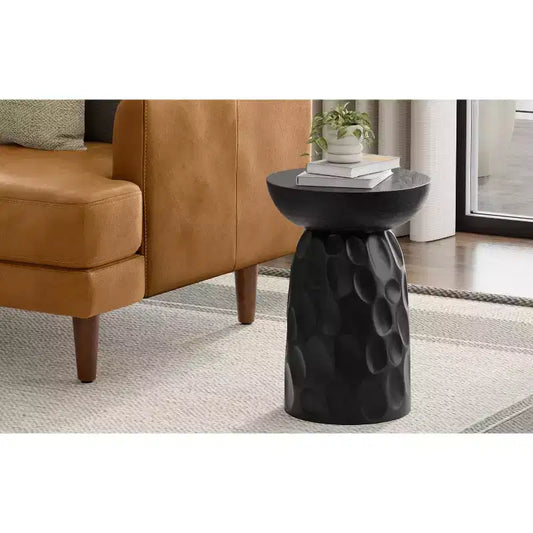Tavolino accentato contemporaneo Willis da 13 pollici in legno di mango massiccio con intaglio a V, colore nero, assemblato