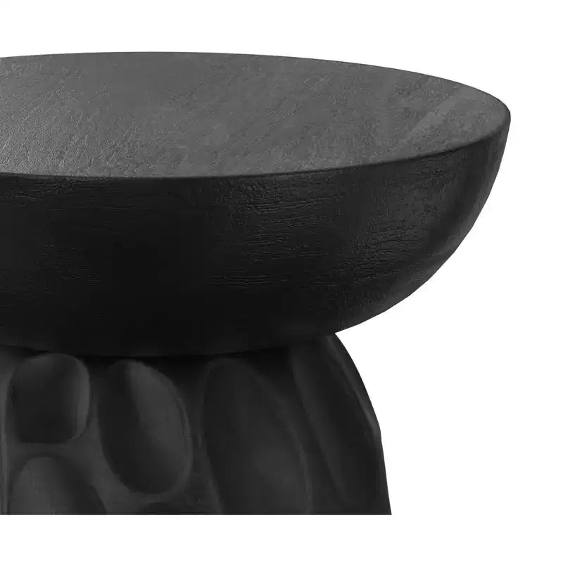 Tavolino accentato contemporaneo Willis da 13 pollici in legno di mango massiccio con intaglio a V, colore nero, assemblato