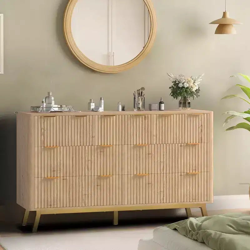 Comò a 7 cassetti scanalato in legno naturale con gambe color oro, utente singolo