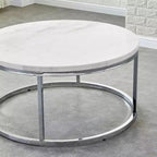 Tavolino rotondo da caffè – piano in marmo bianco, base cromata color argento, stile moderno